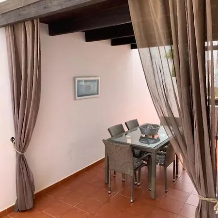 Poppy, Royal Park Village, Nyaraló